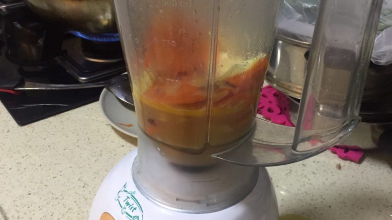 奶油胡萝卜汤,倒入搅拌机搅拌成浓汤。