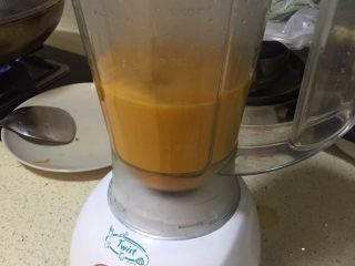 奶油胡萝卜汤,成糊状，一定要搅拌成泥。