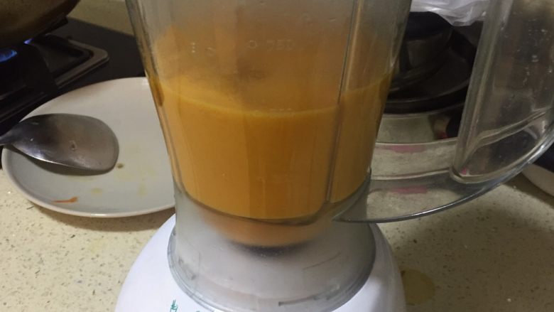 奶油胡萝卜汤,成糊状，一定要搅拌成泥。