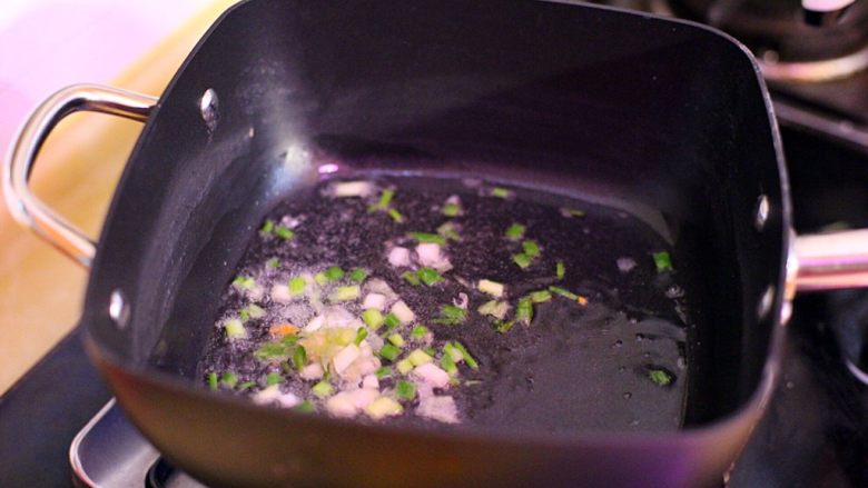 广式茶点—香芋糯米卷,热锅下椰子油爆香葱头