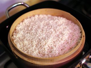 广式茶点—香芋糯米卷,糯米用水浸泡15分钟后上笼蒸熟备用