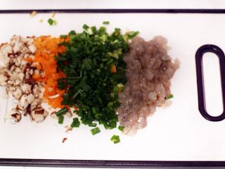 广式茶点—香芋糯米卷,将蘑菇、胡萝卜、香葱、虾切细碎