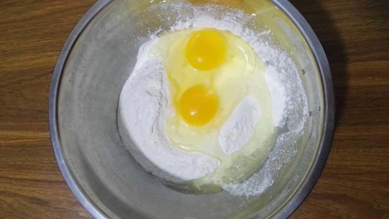 洋葱鸡蛋饼,面粉中加入两个鸡蛋。
