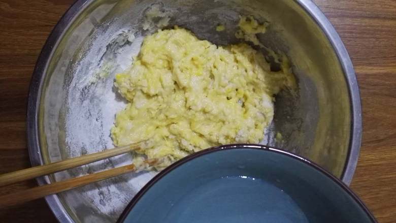 洋葱鸡蛋饼,用筷子搅拌一下，再加入清水搅拌。