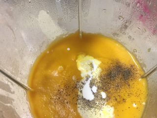 奶油胡萝卜汤,加入黑胡椒粉，不喜欢可以不加。