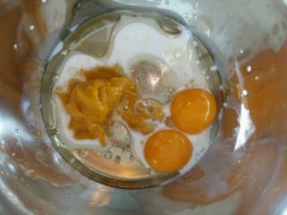萌萌哒胡萝卜小蛋糕,开始制作南瓜蛋黄糊，把南瓜泥，牛奶，玉米油，蛋黄，混合均匀。