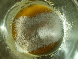 萌萌哒胡萝卜小蛋糕,筛入低粉。