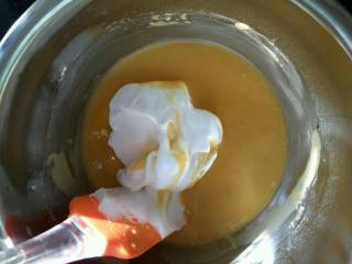 萌萌哒胡萝卜小蛋糕,南瓜蛋黄糊中加入一半的蛋白，翻拌均匀。