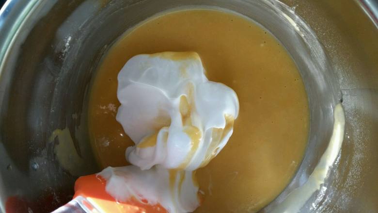 萌萌哒胡萝卜小蛋糕,南瓜蛋黄糊中加入一半的蛋白，翻拌均匀。