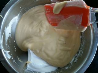 萌萌哒胡萝卜小蛋糕, 然后蛋黄糊倒入剩余的蛋白中，翻拌均匀。