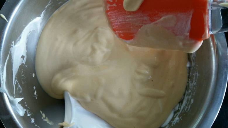 萌萌哒胡萝卜小蛋糕, 然后蛋黄糊倒入剩余的蛋白中，翻拌均匀。
