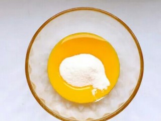 焦糖烤布蕾,剩下的一半细砂糖倒入蛋黄中。