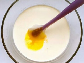 焦糖烤布蕾,将蛋黄液倒入已放凉的淡奶油中。