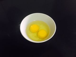 扁豆肉丁VS鸡蛋饼丝,鸡蛋两颗打散