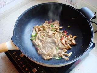 青椒炒肉片,掂锅翻炒均匀。