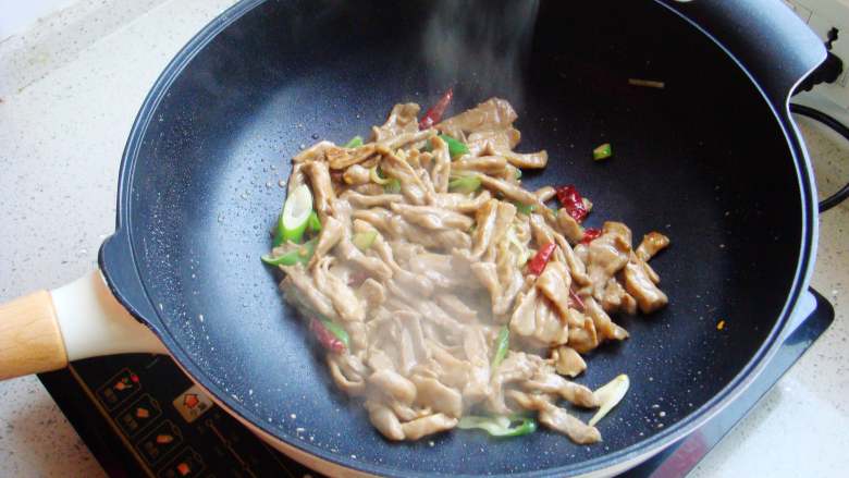 青椒炒肉片,掂锅翻炒均匀。