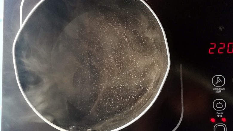 奶香肉绒豌豆香菇浓汤,起锅煮水
