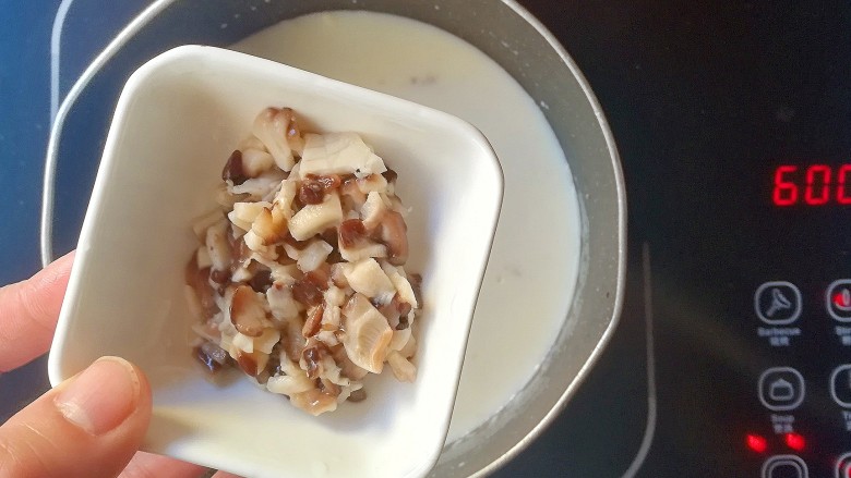 奶香肉绒豌豆香菇浓汤,起锅倒入配方奶和香菇