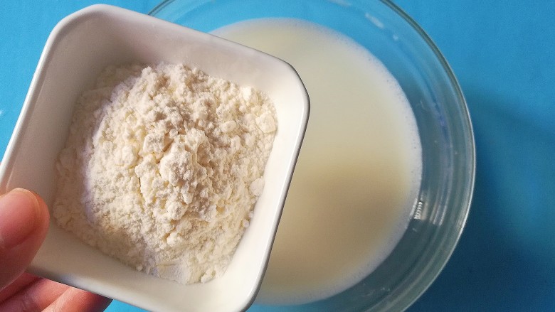 奶香肉绒豌豆香菇浓汤,面粉倒入配方奶中搅拌均匀