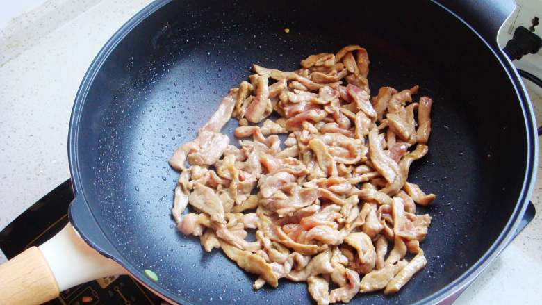 青椒炒肉片,倒炒锅里倒入适量食用油，油热后倒入腌制好的肉片翻炒变色。
