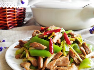 青椒炒肉片,简单易做的家常菜。