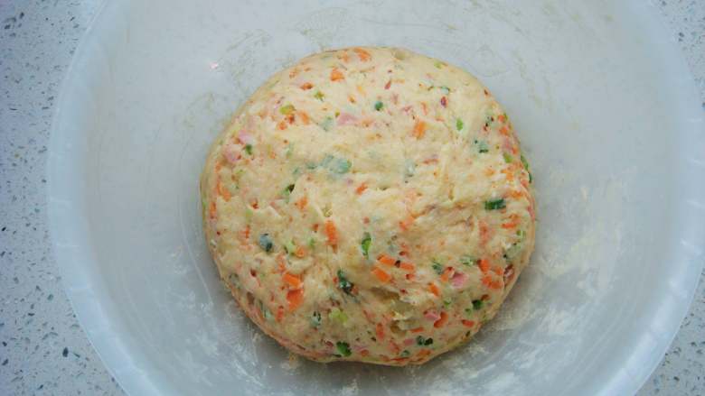 香葱土豆饼,手上抹少许食用油防沾团成面团。