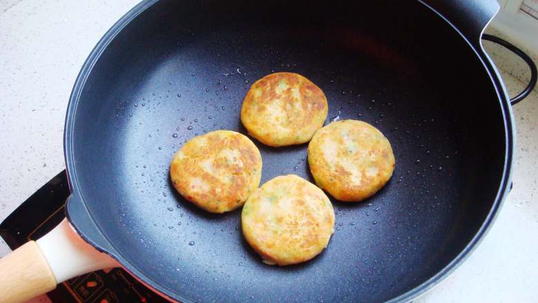 香葱土豆饼,两面均煎成金黄色即可出锅。