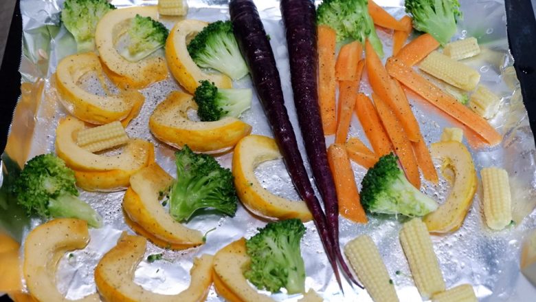 完美便当方程式「3」,烤蔬菜：
你喜欢的蔬菜切成适当的大小，加入海盐，黑胡椒，橄榄油放入烤箱。200度10-20分钟，由蔬菜大小决定