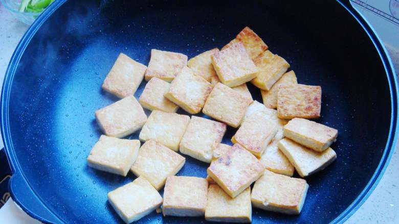 香煎家常豆腐,两三分钟后晃动几下锅掂起翻面，完全不沾锅哦！