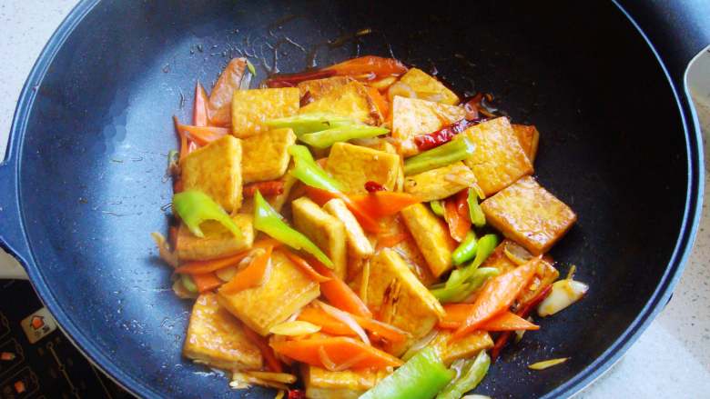 香煎家常豆腐,最后放入青椒，翻炒几下收汁即可出锅。
