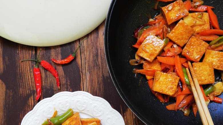 香煎家常豆腐,非常方便快捷，简单易做的家常菜。
