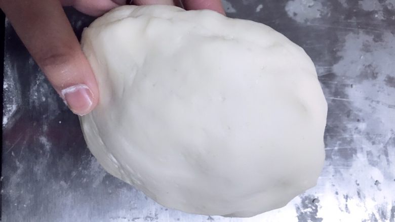 经典蛋黄酥,打好的水油皮非常光滑，可以拉出薄膜，这样包酥的时候就不会破皮漏酥。水油皮也分成20个，每个约23-24g