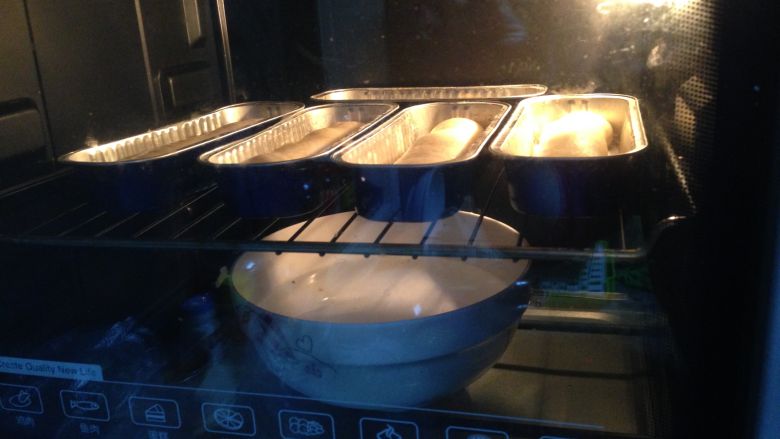 可以随意百搭的——热狗汉堡坯,入烤箱启动发酵程序（烤箱底部放一碗热水）发酵30-40分钟