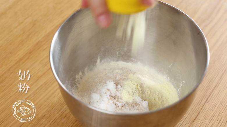 12m+原味吐司（宝宝辅食）,首先，高筋面粉、细砂糖、盐、酵母、奶粉、全蛋液、水全部加入盆中，先用筷子搅拌均匀~