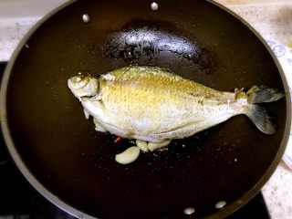 红烧鳊鱼,放入煎好的鳊鱼