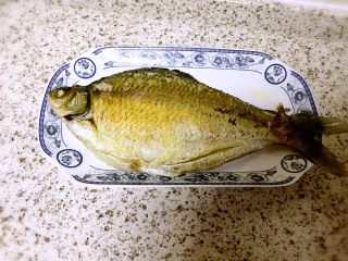 红烧鳊鱼,煎至两面金黄色，盛出备用