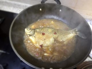 红烧鳊鱼,煮约15分钟后，可用勺子往鱼上多淋几次汤汁，有助于入味