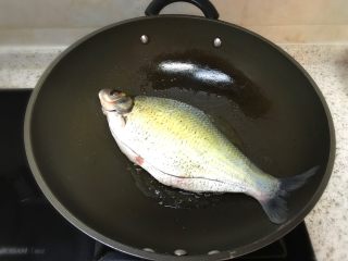 红烧鳊鱼,油八九分热时放入鳊鱼，轻一些放，防止溅油
