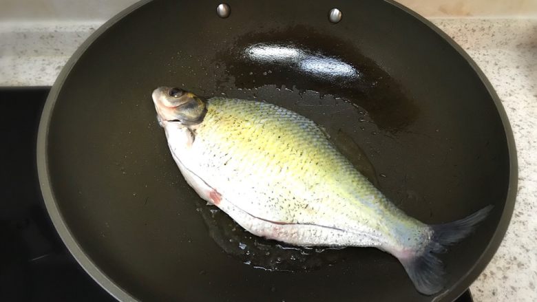 红烧鳊鱼,油八九分热时放入鳊鱼，轻一些放，防止溅油