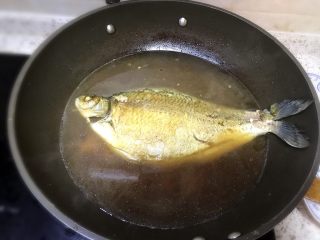 红烧鳊鱼,加入2碗水，大火煮开