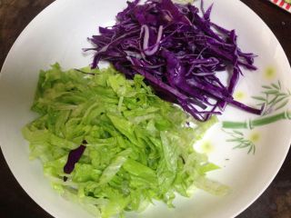 培根、芝士潜艇堡,生菜和紫甘蓝分别切细丝