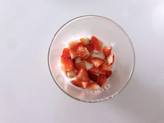 藜麦酸奶水果杯,放层草莓🍓