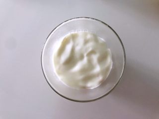 藜麦酸奶水果杯,放层酸奶进去。