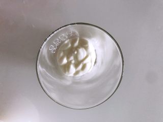 藜麦酸奶水果杯,浇入一层酸奶。