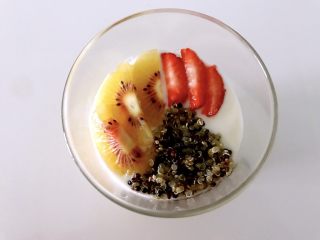 藜麦酸奶水果杯,放入藜麦、猕猴桃🥝草莓🍓