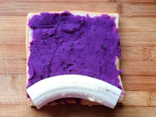 香蕉紫薯吐司卷,香蕉去头掐尾摆在一边