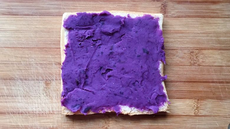 香蕉紫薯吐司卷,把紫薯馅用黄油刀均匀涂抹在吐司上