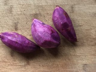 香蕉紫薯吐司卷,紫薯去皮
