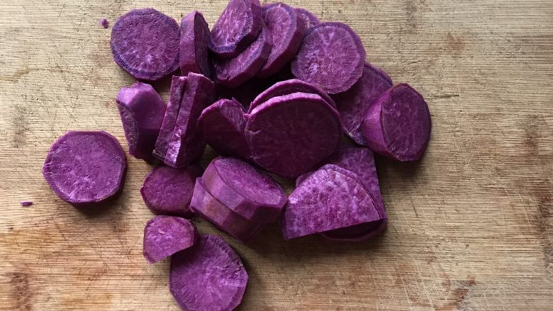 香蕉紫薯吐司卷,切成薄片