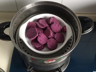 香蕉紫薯吐司卷,放入蒸锅蒸熟
